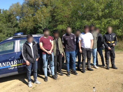 Jandarmii arădeni au depistat zece cetățeni străini ascunși într-o pădure de lângă localitatea Stejar