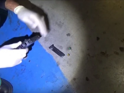 Jandarmii arădeni au găsit un pistol asupra unui bărbat, în parcarea unui centru comercial