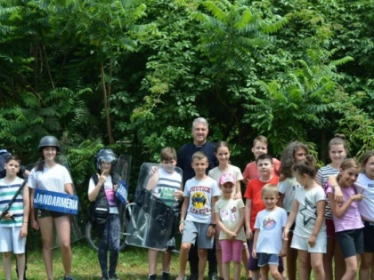 Jandarmii arădeni au organizat activități preventiv educative în localitatea Căsoaia