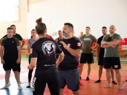 Jandarmii arădeni își perfecționează tehnicile de autoapărare alături de instructorii CS Dinamo