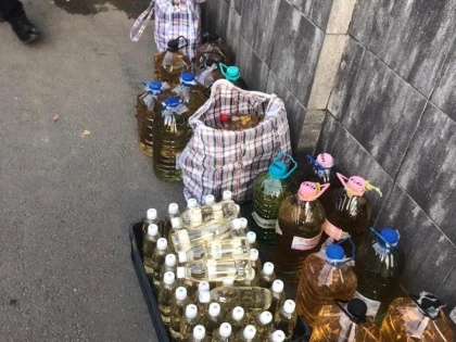 Jandarmii au confiscat peste 130 de litri de alcool într-o acțiune desfășurată în piețele din Arad
