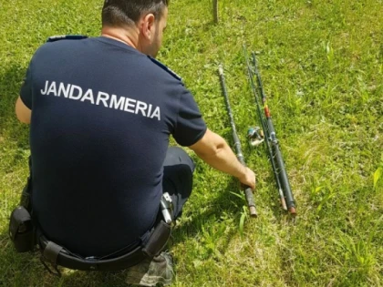 Jandarmii au prins o persoană care pescuia cu unelte interzise