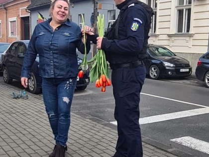 Jandarmii din orașul Lipova au oferit lalele roșii doamnelor și domnișoarelor de 8 martie