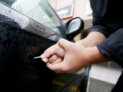 Jandarmii l-au prins pe minorul de 15 ani care a spart cu șurubelnița, patru autoturisme parcate în zona Podgoria