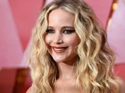 Jennifer Lawrence s-a logodit
