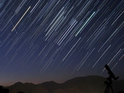 JUMATATEA LUNII APRILIE DEBUTEAZA CU UN SPECTACOL DE METEORI LYRIDE