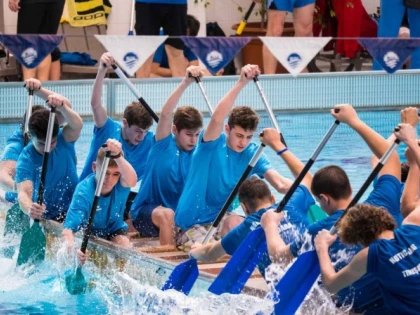 Juniorii CSM-ului, experienţă în premieră la bărci dragon în piscină