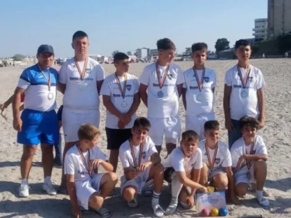 Juniorii III ai celor de la Șoimii Șimand sunt vicecampioni naționali la oină pe plajă