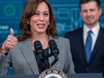 Kamala Harris se descurcă mai bine decât Biden împotriva lui Trump, relevă două sondaje