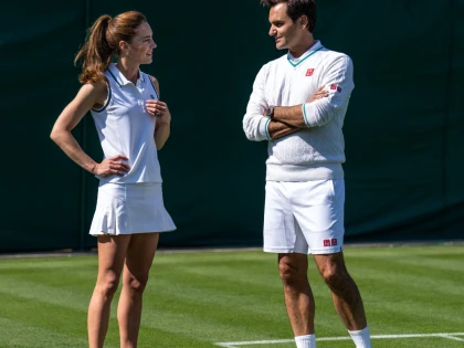 Kate Middleton uimește cu ținuta marca Wimbledon în timp ce iese pe teren cu Roger Federer