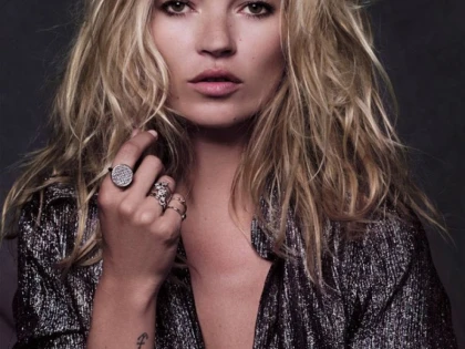 KATE MOSS, DIN NOU ÎN FAŢA ALTARULUI