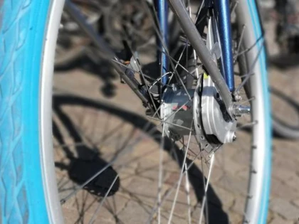 La 70 de ani, căra cu bicicleta obiecte furate dintr-o locuință