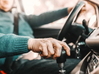 La 80 de ani a fost prins băut la volan și a comis un accident pe DN7, la Săvârșin
