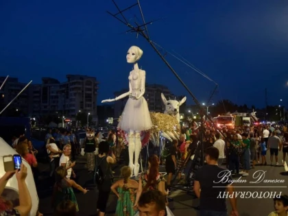 La Arad, păpușile ies în stradă și la... mall