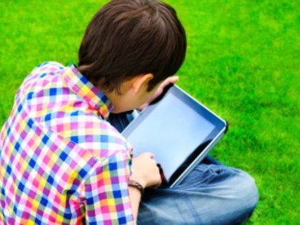 LA CE PERICOLE SUNT EXPUSI COPIII CARE FOLOSESC TABLETE SI MOBILE