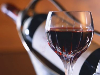 La ce riscuri te expui consumând zilnic un pahar de alcool