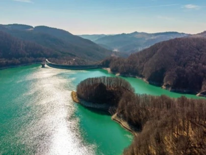 Lacul de la Paltinu, ”marea dintre munți” plină de smarald