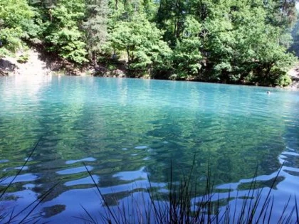 LACUL DIN ROMANIA CARE ISI SCHIMBA CULOAREA