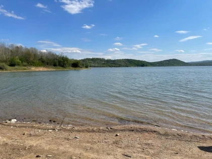 Lacul Tauț începe să își refacă volumul, însă rămâne la mai puțin de jumătate din capacitate