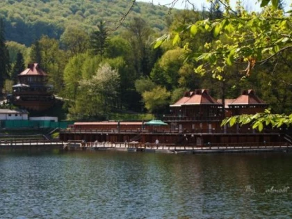 LACUL URSU DIN SOVATA, UN LAC CU TREI RECORDURI MONDIALE
