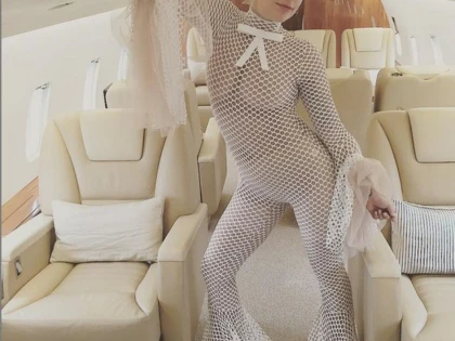 LADY GAGA NU SE DEZMINTE! DIVA A APARUT APROAPE GOALA PE INTERNET