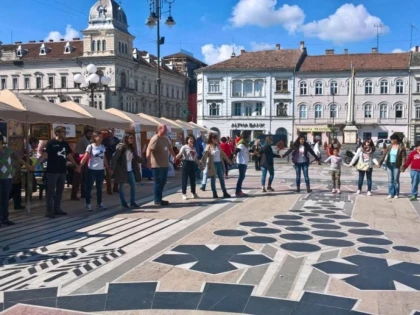 LANȚ UMAN ÎMPOTRIVA VIOLENȚEI, LA TÂRGUL ONG-URILOR ARĂDENE