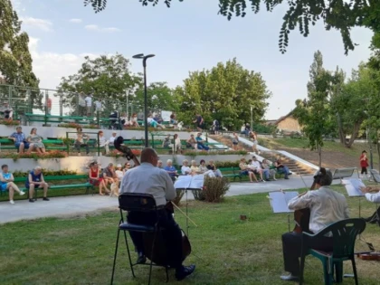 Lăsați-vă cuceriți de notele muzicale - un nou concert al Filarmonicii la „băncuțe“