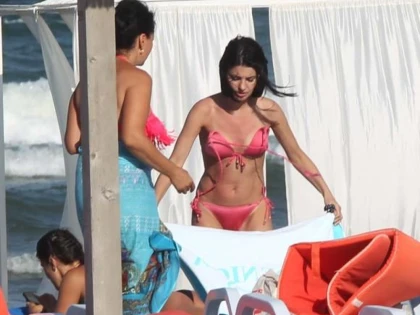 LAVINIA SANDRU, SURPRINSA IN IPOSTAZE SEXY LA MAMAIA