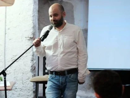 LAZURCA LANSEAZA UN NOU ATAC: DIRECTORUL ARAD 2021 CASTIGA DE PATRU-CINCI ORI CAT UN CONSILIER