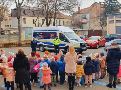 Lecție de educație rutieră, la grădinița „Curcubeul Copiilor”