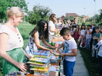 Lectura ne face mai buni. Premii în cărţi frumoase pentru toţi copiii din corpul B al Liceului Tehnologic Vinga