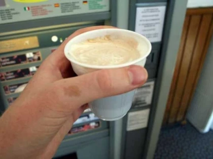 Legătura dintre cafeaua de la automat și pietrele la rinichi