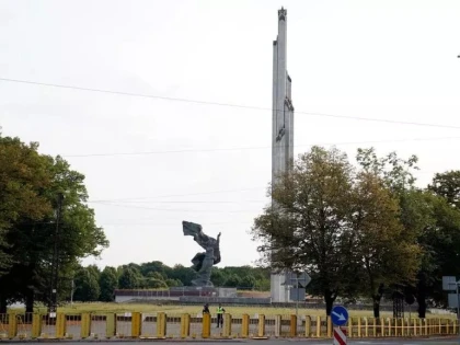 Letonia sfidează Rusia și începe demontarea unui monument dedicat armatei roșii