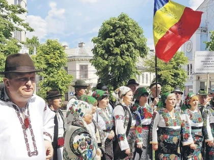 Limba oficială a minorității române din Ucraina este începând de azi limba română