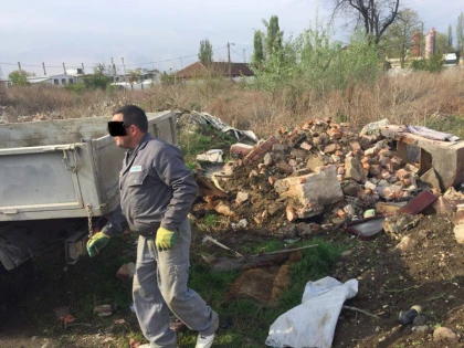 Lipsa bunului simț costă! Un arădean de 42 de ani, amendat cu 1000 de lei pentru aruncarea gunoiului în zonă interzisă