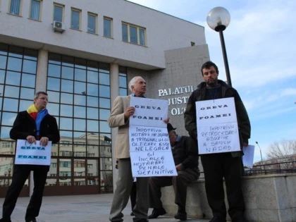 Localnicii din Nadăș continuă protestele în fața Tribunalului Olt