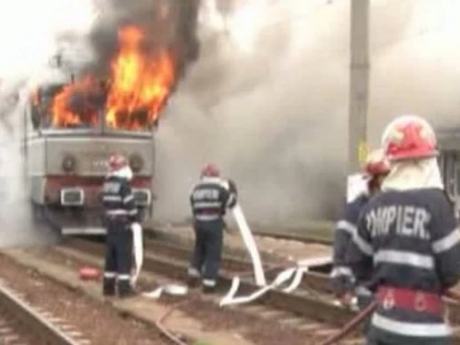 Locomotiva unui tren de persoane a luat foc în Staţia CFR Căpruţa