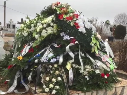 Locuitorii din Ghioroc au renunţat la coroanele de flori duse la înmormântări şi au redus deşeurile cu 70%