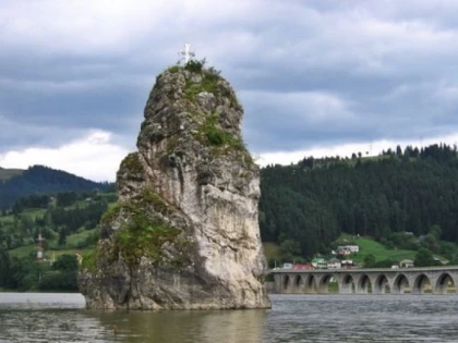 LOCURI INFRICOSATOARE DIN ROMANIA. PIATRA CARE UMBLA NOAPTEA