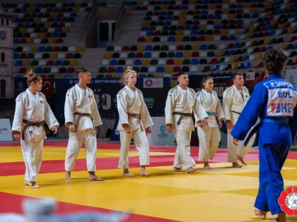 Luca Hanciuța a cucerit bronzul balcanic pe tatami, alături de echipa mixtă a României