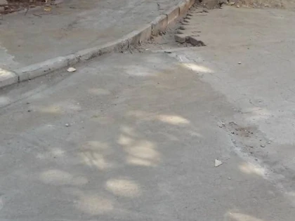 Lucrări de mântuială. Au scos pavelele şi au betonat o stradă din Arad