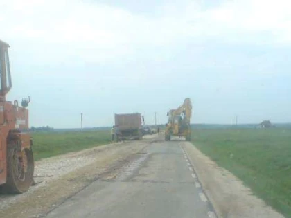 LUCRARI DE MANTUIALA LA INEU. DRUMUL VIILOR A INTRAT IN REPARATII LA CATEVA LUNI DUPA ASFALTARE