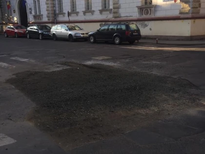 Lucrări în intersecţia „Milea” cu „Grigorescu”.  În locul asfaltului au pus pământ şi piatră