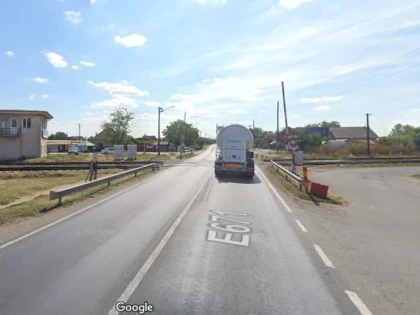 Lucrări la trecerea la nivel cu calea ferată în Zimandu Nou. Se va circula pe o singură bandă, pe DN79