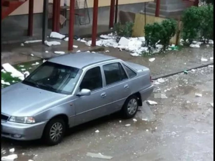 Lucrări marca „Falcă”. Au tencuit direct peste amporă, iar bucăţile din perete s-au desprins