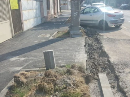 Lucrări marca „Falcă”. Nu s-au potrivit bordurile şi au spart strada proaspăt asfaltată (FOTO)