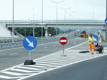 Lucrări pe autostrada Pecica - Arad. Se circulă pe o singură bandă