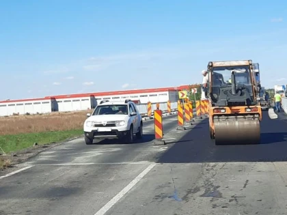Lucrări pe drumul Arad-Timișoara. Se circulă pe ambele sensuri, în condiții de șantier, cu limitare de viteză