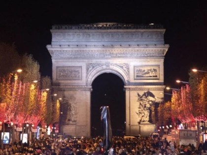 Luminile de Crăciun au fost aprinse pe Champs-Elysees