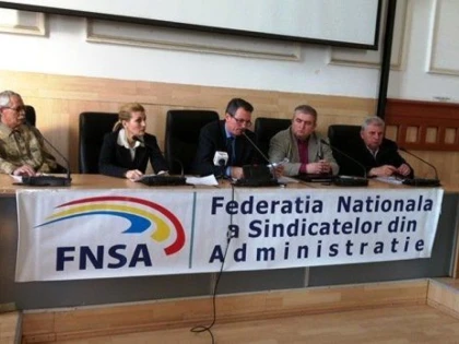 LUNA IULIE VINE CU GREVĂ ÎN PRIMĂRII